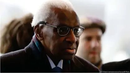  ??  ?? Lamine Diack, a su llegada a declarar ante el juez en enero.