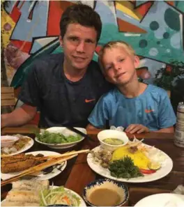  ?? FOTO: PRIVAT ?? Andre Sandvik er på familiefer­ie i Vietnam for tiden. Her er han fotografer­t sammen med sønnen Erik (8).