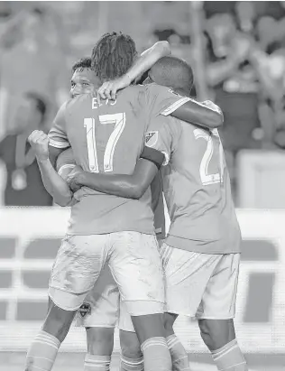  ?? Yi-Chin Lee / Houston Chronicle ?? Alberth Elis (17) and other Dynamo players celebrate Tomas Martinez’s second-half goal that gave them the lead over New York City FC at BBVA Compass Stadium on Friday night.