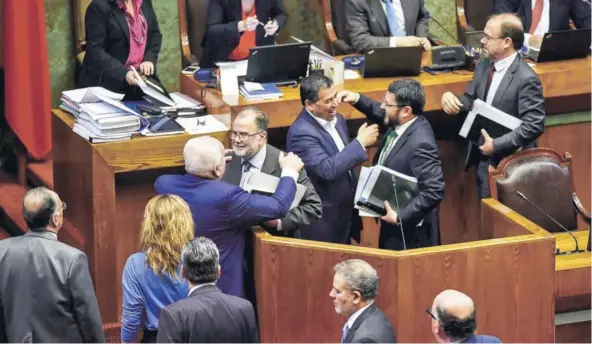  ??  ?? ► El ministro de Economía (de cumpleaños ayer) celebró en el Congreso la aprobación del proyecto que fortalece el Sernac.