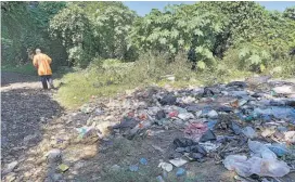  ?? ?? Problema. En la calle principal de la colonia La Confianza, de San Miguel, hay varios botaderos de basura. Habitantes piden a alcaldía que los cierre.