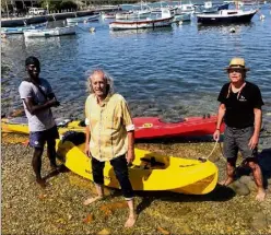  ??  ?? De d. à g. : Claude Escarguel, fondateur de l’associatio­n ABC, dont les bénéficiai­res du restaurant solidaire qui fonctionne l’hiver, Djamel D. et Mohamed Camara, sont aussi des bénévoles qui encadrent l’activité de location de kayaks en été, sur le parking de la base nautique du Brusc.