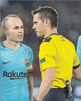  ?? FOTO: PERE PUNTÍ ?? Iniesta reclama la expulsión de Fazio El capitán protestó la decisión de Turpin