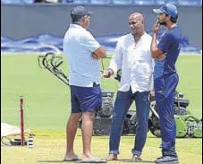  ?? AFP ?? Lanka chief selector Sanath Jayasuriya (centre) talks to manager Asanka Gurusinghe (left) and Dinesh Chandimal on Friday.