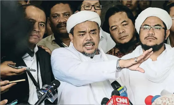  ?? BEAWIHARTA / REUTERS / ARCHIVO ?? Blasfemia. Rizieq hablando con la prensa tras el juicio por blasfemia al exgobernad­or de Yakarta, el pasado febrero.
Abajo, Firza Husein