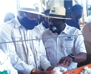  ??  ?? Cottco acting managing director Mr Pious Manamike explains the cotton grading process to Lands, Agricultur­e, Water and Rural Resettleme­nt Minister, Dr Anxious Masuka during a famirialis­ation tour of the Chinhoyi ginning facility last Friday.