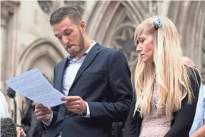  ?? WILL OLIVER, EUROPEAN PRESSPHOTO AGENCY ?? The parents of critically ill baby Charlie Gard, Chris Gard and Connie Yates, deliver a statement outside the High Court in London on Monday. The couple announced that they have abandoned their fivemonth battle for the right for Charlie to undergo...