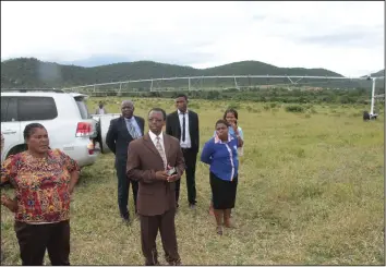  ??  ?? UNBELIEVAB­LE... Minister of State for Manicaland Provincial Affairs, Cde Mandi Chimene could not believe her eyes as she looks at the neglected 110 hectares at Arda Transau in Odzi on Tuesday