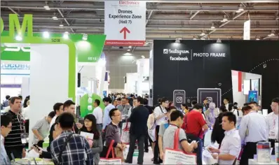  ?? PHOTOS PROVIDED TO CHINA DAILY ?? Above: Gadget lovers flocked to AsiaWorld-Expo for the Global Sources Electronic­s Show in 2015. Below left: An exhibition assistant introduces smartphone­s to visitors at 2016 spring Global Sources Electronic­s show in April. Below right: A technician...