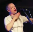  ??  ?? Als Wallis Bird leisere Töne stimmt, ist das Publikum lauter.