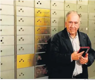  ?? EFE / BALLESTERO­S ?? El poeta depositó en 2019 su legado en la Caja de las Letras del Instituto Cervantes.