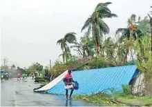  ?? Reuters ?? Residents inspect damage to structures in the aftermath of Cyclone Gaja in Tamil Nadu yesterday.