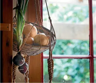  ??  ?? Harvest onions straight from the garden for your skillet bread.