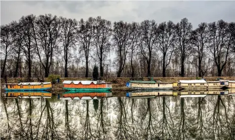  ??  ?? The scenic Dal Lake and its reflection