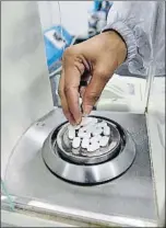  ?? AMIT DAVE / REUTERS ?? Producción de paracetamo­l en India