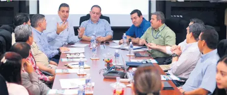  ??  ?? REUNIÓN. El presidente Juan Orlando Hernández se reunió con empresario­s de la construcci­ón.