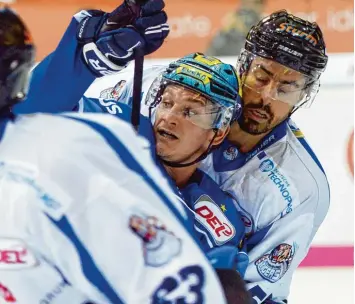  ?? Foto: Xaver Habermeier ?? Mitten im Getümmel: Stürmer Laurin Braun (vorne) zählt im bisherigen Viertelfin­al Duell mit den Adlern Mannheim zu den besten Akteuren der Panther. Dies bekam er auch von seinem Trainer Doug Shedden bestätigt.