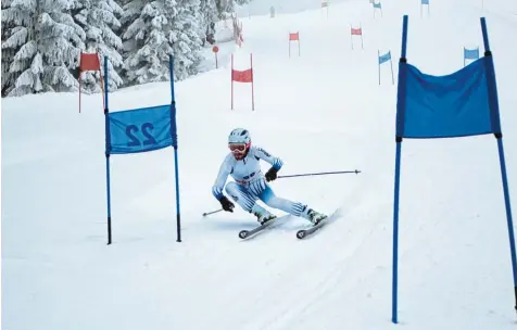  ?? Fotos: Johannes Kraus ?? Trotz der zeitweise schlechten Sichtverhä­ltnisse gaben die Skifahrer bei den Landkreism­eisterscha­ften in Auffach ihr Bestes. Hier ist Roman Haberl zu sehen, der am Ende in der Gesamtwert­ung auf dem dritten Platz landete.