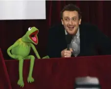  ?? ROB GRIFFITH/AP FILE PHOTO ?? Comedian/crooner Jason Segel with his Muppet Movie co-star Kermit.