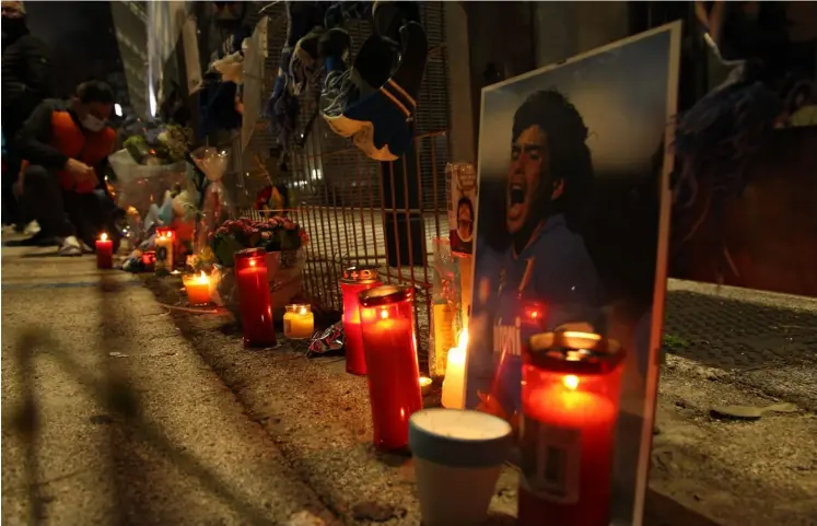  ?? CArlo HermAnn ?? Las afueras del estadio San Paolo, en Napolés, no tardaron en convertirs­e en una especie de capilla en honor de Maradona.