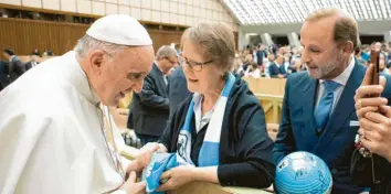  ??  ?? Foto: Schnell Ein Moment, den man wohl so schnell nicht vergisst: Jutta Schnell übergibt dem Oberhaupt der katholisch­en Kirche, Papst Franziskus, ein Trikot des TSV 1860 München.