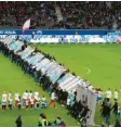  ??  ?? Auch in diesem Fußball-Stadion in Berlin wurde eine Mauer abgerissen. Die Fans erinnerten mit der Aktion an das besondere Ereignis vor 30 Jahren.