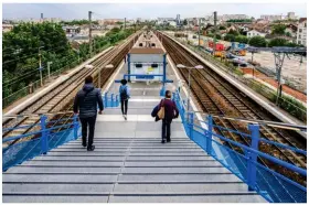  ??  ?? Dans certains quartiers, des meulières coûtent 750 000 €. Ci-contre, l’actuelle gare reliant Paris en sept minutes.