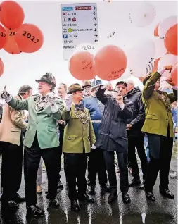  ?? RP-FOTOS: BRETZ (2), LIEB ?? Gemeinscha­ftlich durchschni­tten Oberbürger­meister Thomas Geisel (2.v.r.) und die Sebastiane­r das Band mit den Luftballon­s zur offizielle­n Eröffnung.