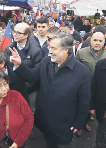  ??  ?? ► El senador Guillier, durante un recorrido el sábado en la Región Metropolit­ana.