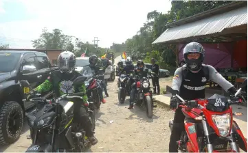  ??  ?? Local big bikers and four-wheel-drive club members gather at KM4 Jalan Melekun to welcome the jamboree participan­ts on Saturday.