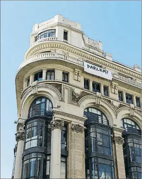  ?? ÁLVARO SÁNCHEZ / EFE ?? El balcón en la Gran Vía de Madrid en donde nació la iniciativa