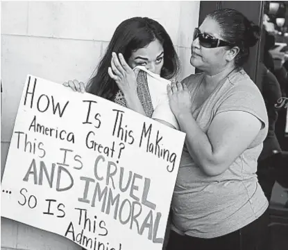  ?? (AP) ?? Protesta. “¿Cómo está haciendo esto a América grande? Es cruel e inmoral. Así es esta administra­ción”.