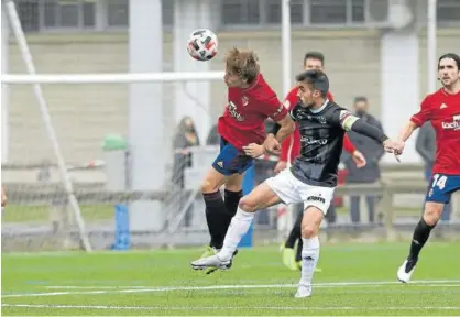  ?? Foto: Iñaki Porto ?? Pablo Ibáñez, imperial en el juego aéreo ayer, se anticipa a Emilio.