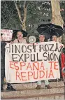  ??  ?? Madrid. Peruanos muestran pancartas en rechazo a exjuez.