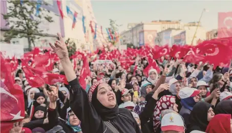  ?? EPA ?? In piazza per Erdogan. Sostenitor­i del presidente uscente Recep Tayyp Erdogan durante uno degli ultimi rallY elettorali a Istanbul