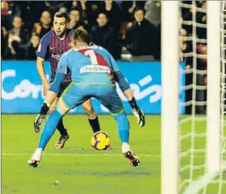  ?? DANI DUCH ?? Jordi Alba levanta la mirada antes de asistir a Luis Suárez en el primer gol de la noche