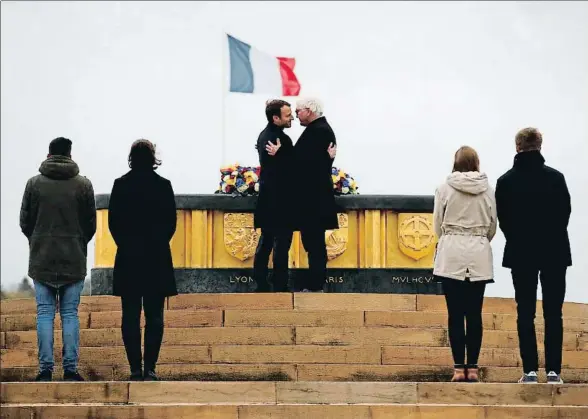  ?? CHRISTIAN HARTMANN / POOL / EFE ?? Los presidente­s Emmanuel Macron y Frank-Walter Steinmeier se abrazan ante el altar del nuevo Memorial de Hartmannsw­illerkopf