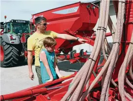  ?? FOTOS: CHRISTIANE WEBER ?? Viel zu schauen gab es für Groß wie Klein bei der Ausstellun­g moderner und historisch­er Landtechni­k auf dem Hoffest der Agrargenos­senschaft.