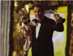  ??  ?? El actor Jean Dujardin con el Óscar en una mano y el can Uggie en la otra.