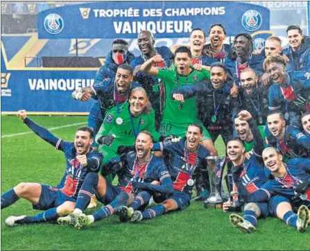 ??  ?? Los jugadores del PSG celebran la conquista de la Supercopa de Francia.