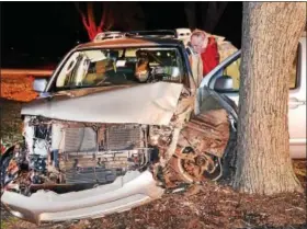  ?? TOM KELLY III — FOR DIGITAL FIRST MEDIA ?? Firefighte­rs inspect the interior of a wrecked SUV that slammed into a tree at Highland Memorial Park Cemetery in Pottstown Saturday.