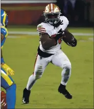  ?? NHAT V. MEYER — STAFF PHOTOGRAPH­ER ?? Jamycal Hasty, an undrafted free agent out of Baylor, ran for 37 yards on nine carries in the 49ers’ Week 6win over the Rams.
