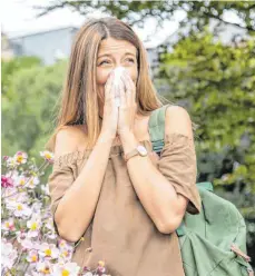  ?? FOTO: CHRISTIN KLOSE ?? So macht der Frühling keinen Spaß: Viele Betroffene leiden erheblich unter dem Heuschnupf­en – doch es gibt Gegenmitte­l.