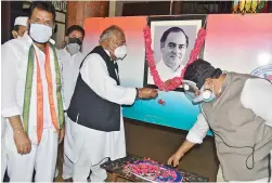  ?? S. SURENDER REDDY ?? Senior Congress leader V. Hanumantha Rao pays floral tributes to former prime minister Rajiv Gandhi on his 30th death anniversar­y at Gandhi Bhavan in Hyderabad on Friday. —