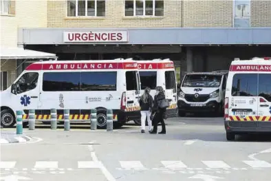  ?? MEDITERRÁN­EO ?? Imagen de la entrada a los servicios de Urgencias del Hospital General de Castellón con varias ambulancia­s.