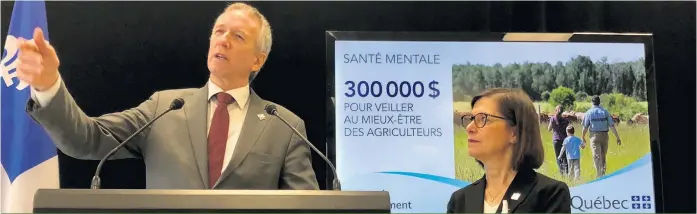  ??  ?? Les ministres de l’Agricultur­e et de la Santé, André Lamontagne et Danielle McCann, ont annoncé une première aide financière de 300 000 $ destinée à l’organisme Au coeur des familles agricoles (ACFA).