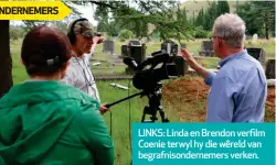  ??  ?? LINKS: Linda en Brendon verfilm Coenie terwyl hy die wêreld van begrafniso­ndernemers verken.