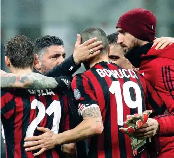  ?? (LaPresse) ?? Gruppo Rino Gattuso, 40 anni, festeggia assieme ai giocatori: è l’allenatore del Milan da quasi due mesi