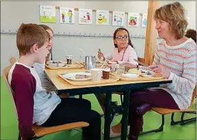  ??  ?? Des écoles à Marquette (Nord) invitent des seniors à déjeuner.