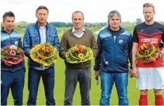  ?? Fotos: Manfred Stahl ?? Vor dem Spiel gegen den BSK Olympia Neugablonz wurden beim SV Schwabegg vom Vorsitzend­en Andreas Rohrer (Zweiter von rechts) der Stürmer Stefan Dischler, der Co Trainer Gerhard Holzmann, der Chefcoach Herbert Wiest und der Torhüter Oliver Wieder (von...